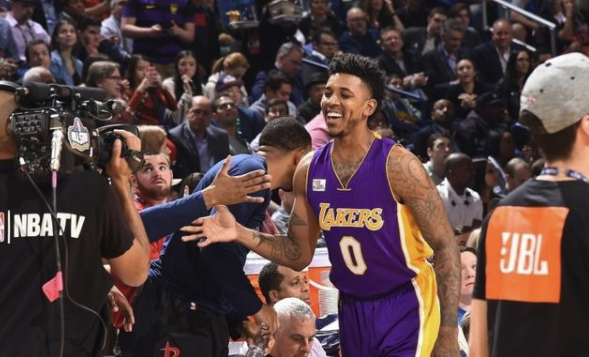 随即以直塞 随即以直塞